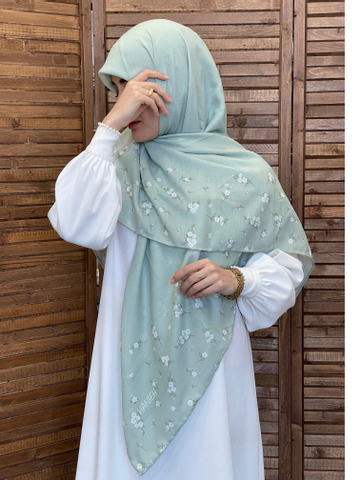 روسری نخی حاشیه گلریز سفید سبز پاستیلی ملیح