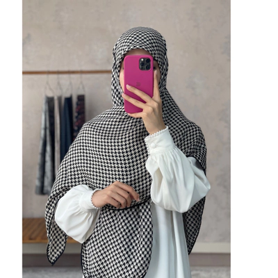 روسری نخی پیچازی زمینه سفید