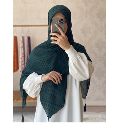 روسری نخی پلیسه سبز زمردی ایراد دار