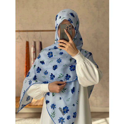 روسری آبی با گل کاربنی زیبا
