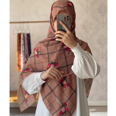 روسری قهوه ای چارخونه و گل