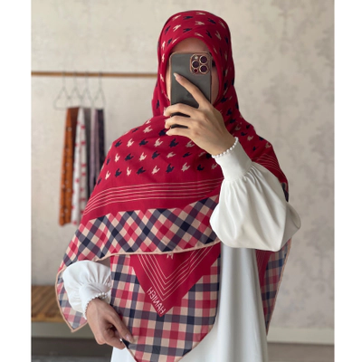 روسری قرمز پیچازی حاشیه مربعی