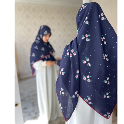 روسری سرمه ای گل بابونه خالدار