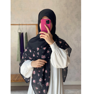 روسری مشکی حاشیه گل رز صورتی