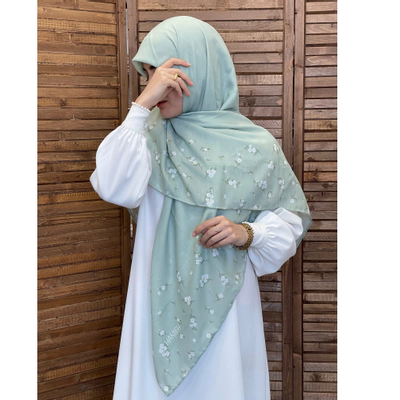 روسری نخی حاشیه گلریز سفید سبز پاستیلی ملیح